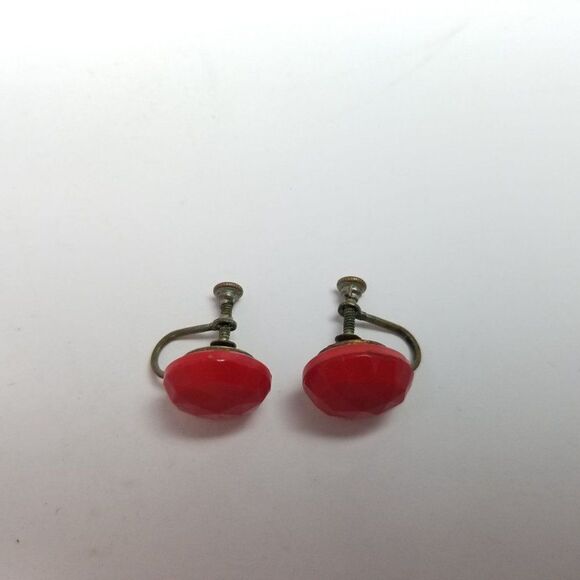 Vintage Little Red Faceted Dome Clip On Earrings, Screw Back Design, Retro - Picture 4 of 6